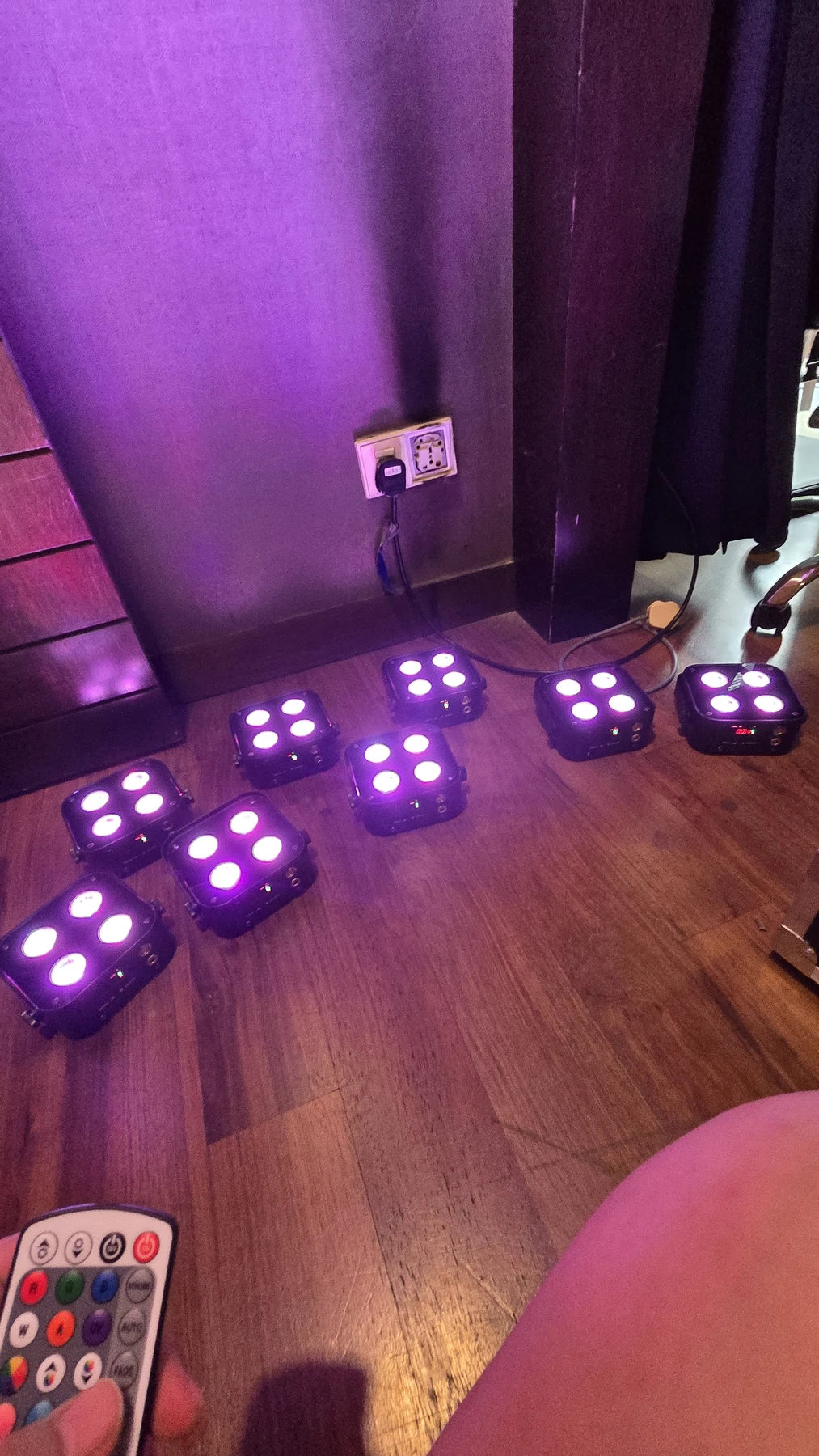 Wireless PAR can uplights washing a room in colour