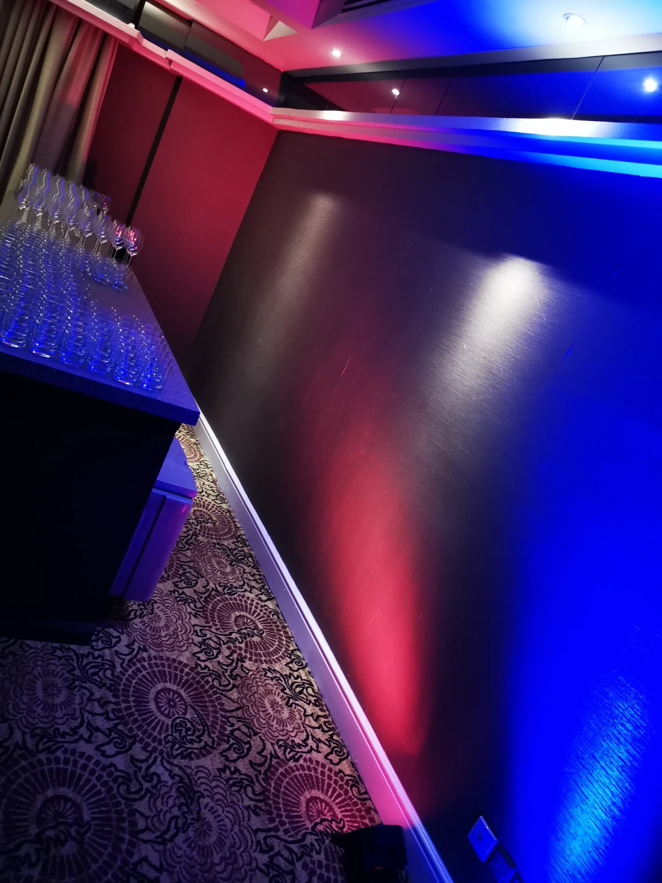 Wireless PAR can uplights washing a room in colour